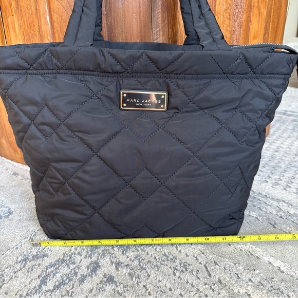 Marc Jacobs Bag Medium Quilted Tote Handbag Black With Gold Trim Zip Closure - Picture 2 of 10